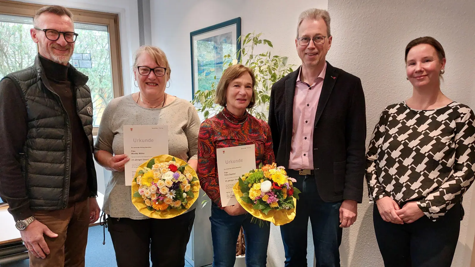Feierten gemeinsam die Dienstjubiläen (von links): Sven Neumann (Geschäftsführer), Monika Müller, Petra Zapletal, Rainer Schnitzler (1. Bürgermeister) und Britt Grobholz (Sachgebietsleiterin).<br>  (Foto: Gemeinde Pöcking)
