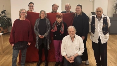 Zu den beiden Co-Vorsitzenden wählte die Versammlung Lena Sterzer (links hinten) und Peter Martl (ganz vorne). (Foto: SPD Haidhausen)