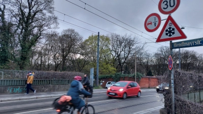 Auf der Regerbrücke soll ein neu eingeführtes Überholverbot mehr Sicherheit für Radfahrer garantieren. (Foto: bas)