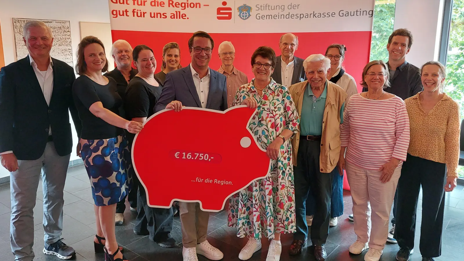 Die Teilnehmerinnen und Teilnehmer der Spendenübergabeveranstaltung der Stiftung der Gemeindesparkasse Gauting.<br>  (Foto: Gemeindesparkasse Gauting)