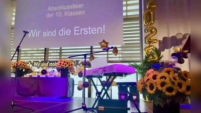 Die ersten Abschlussklassen des Schulcampus Freiham haben ihre Zeugnisse erhalten. Das Festmotto war selbsterklärend: „Wir sind die Ersten!“ (Foto: Ulrike Seiffert)