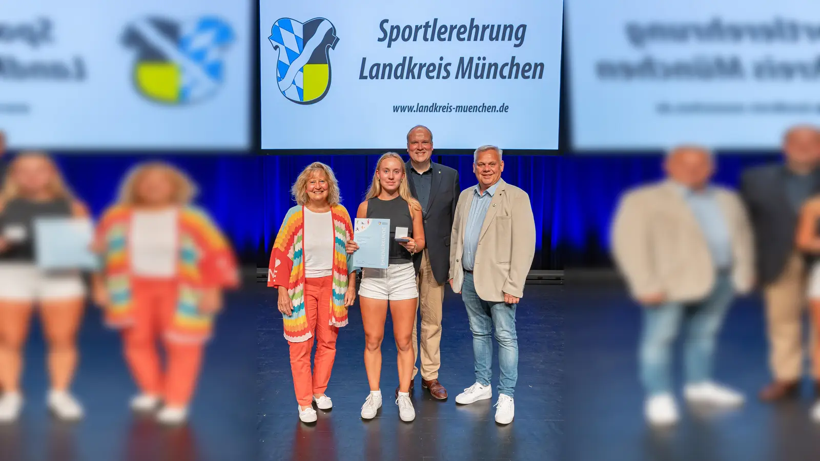 Hanna Aurnhammer vom TC Ismaning wurde für ihre sportlichen Erfolge geehrt. Es gratulierten Landrat Christoph Göbel, Kreisrätin Annette Ganssmüller-Maluche und Ismanings Dritter Bürgermeister Max Kraus (r.).  (Foto: Robert Kiderle)
