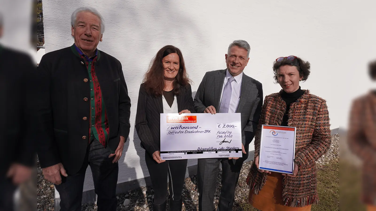 Unterstützung für ein Projekt des Betreuten Einzelwohnens: v.l. Gustav Huber (Geschäftsführer Bürgerstiftung), Sabine Fleindl-Zink (Teamleitung), Konrad Hallhuber (Vorstand Bürgerstiftung) und Amelie von Wissmann (Abteilungsleitung Betreuungsverein) (Foto: BRK)