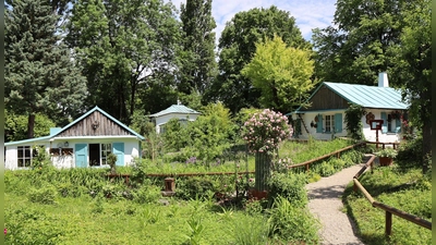 Ein Idyll mitten in der geschäftigen Großstadt: Väterchen Timofejs Häuschen und Garten – aus Kriegsschutt und ohne Genehmigung errichtet – sind nun in die Liste der Bayerischen Baudenkmäler aufgenommen worden.  (Foto: Christina Greifenstein, Ost-West-Friedensgarten)