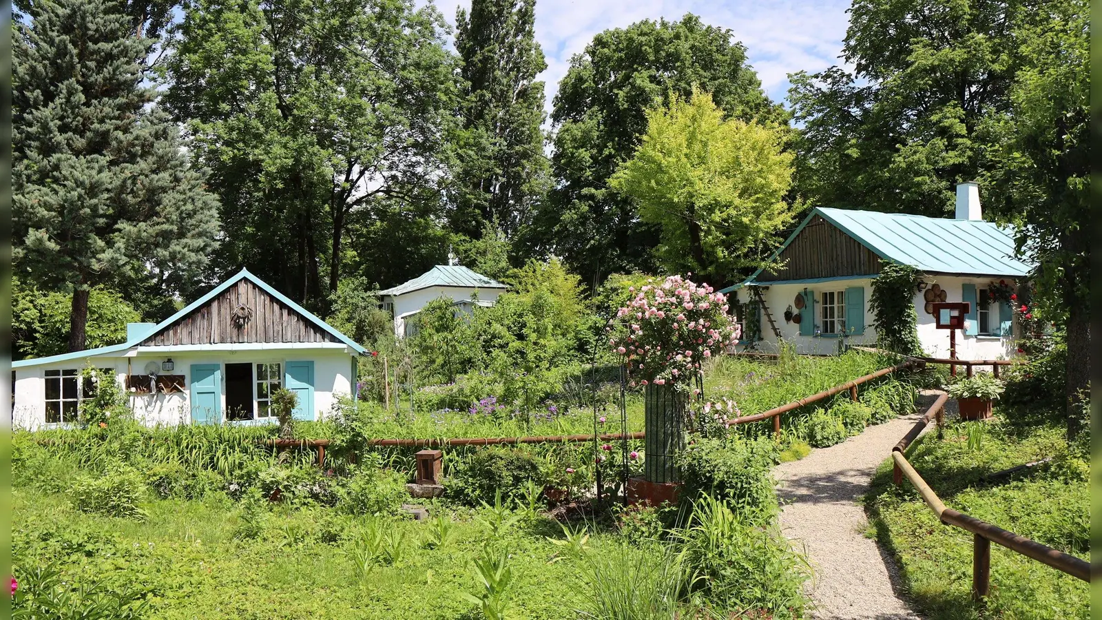 Ein Idyll mitten in der geschäftigen Großstadt: Väterchen Timofejs Häuschen und Garten – aus Kriegsschutt und ohne Genehmigung errichtet – sind nun in die Liste der Bayerischen Baudenkmäler aufgenommen worden.  (Foto: Christina Greifenstein, Ost-West-Friedensgarten)