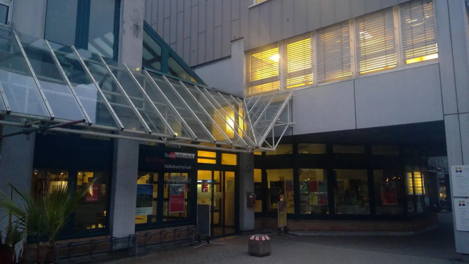 Demnächst für längere Zeit geschlossen: die Stadtbibliothek Bogenhausen, die Münchner Volkshochschule und das Kunstforum Arabellapark. (Foto: bs)
