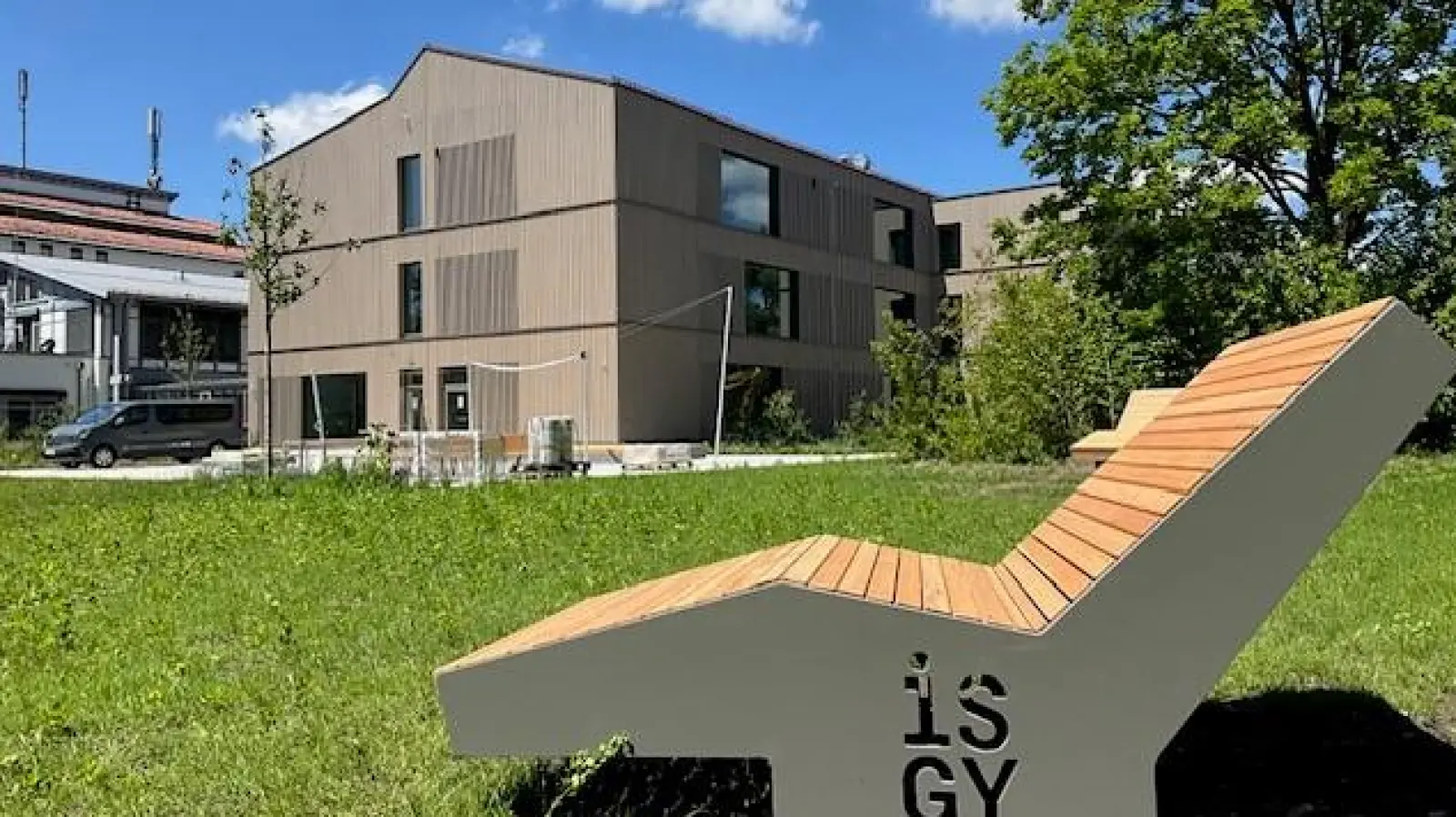 Steht kurz vor der Fertigstellung: der Erweiterungsbau des Gymnasiums Ismaning. (Foto: Gemeinde Ismaning)