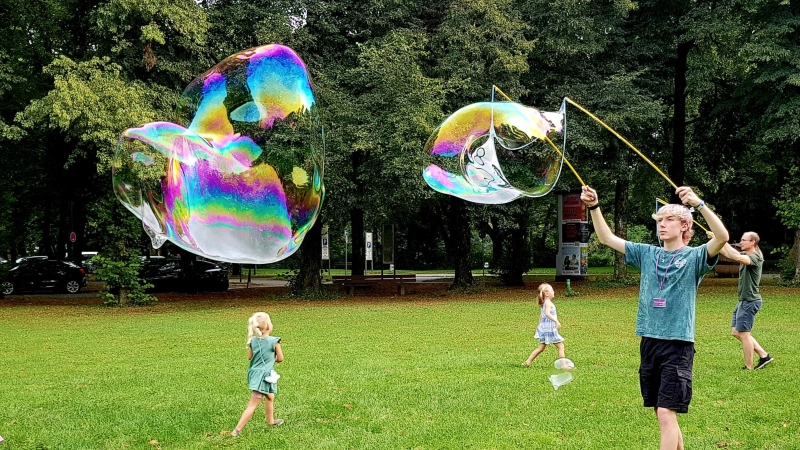 Am 25. August werden Riesenseifenblasen gezaubert. (Foto: Familienzentrum )