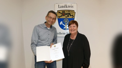 Landrätin Andrea Jochner-Weiß bei der Bestellung des neuen Wespen- und Hornissenberaters Alexander Kotz. (Foto: Landratsamt)