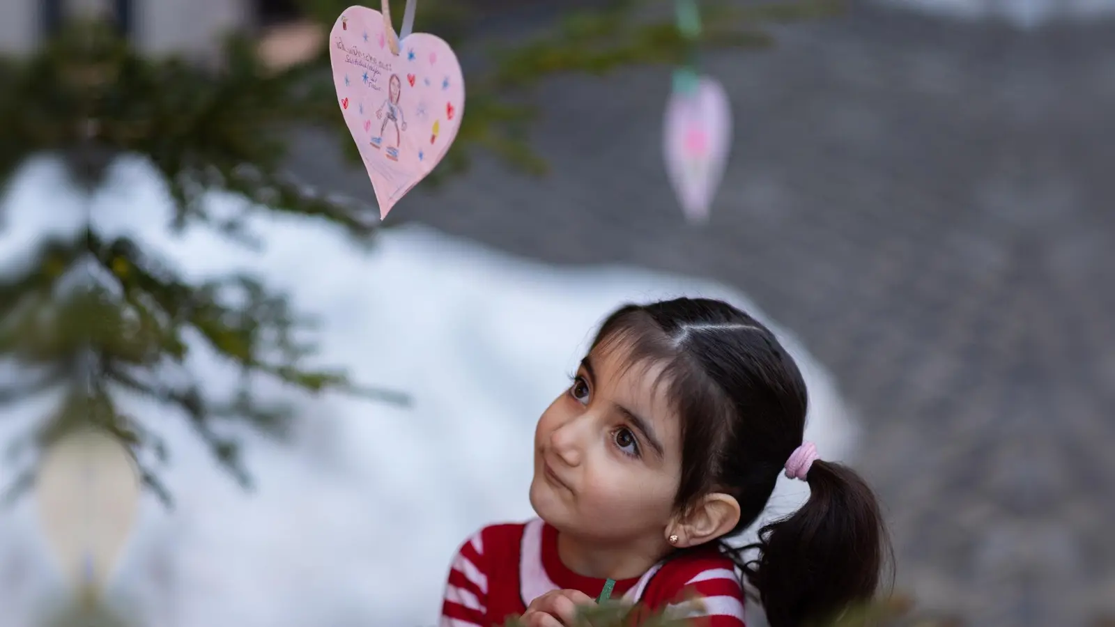 Die Herzenswünsche sind von den Kindern liebevoll als Wunschherzen gestaltet worden. (Foto: KulturRaum )