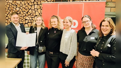 Markus Lutz (l.) und Louisa Pehle (2. v. r.) überreichten den Bürgerpreis an Elizabeta Katava, Lejla Winnerlein und Annette Oefelein (v. l.). Verena Dietl (r.) hielt die Laudatio. (Foto: tje)