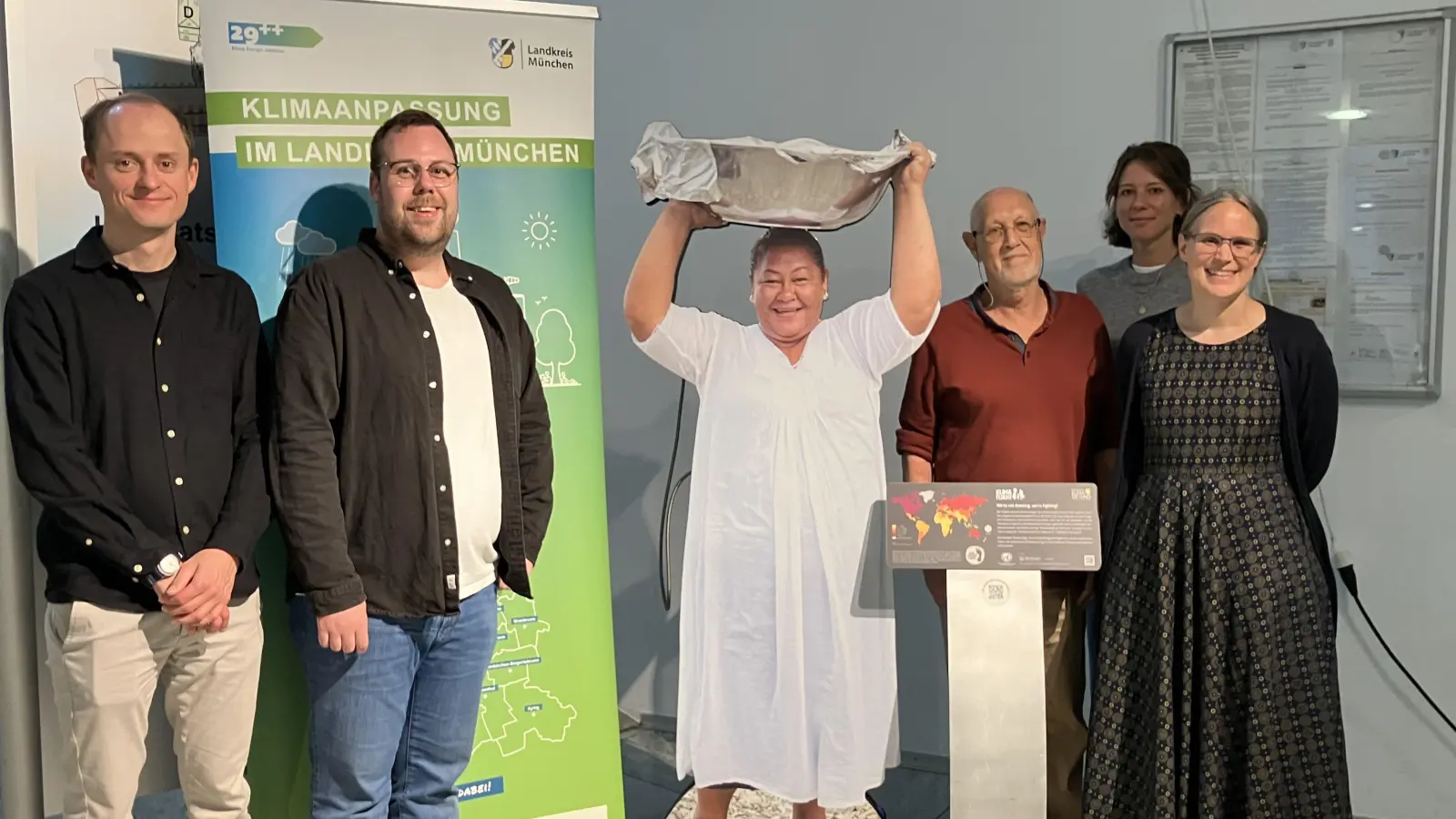 Gruppenbild mit Insulanerin (von links): Jens Diehr (Sachgebietsleiter Energie und Klimaschutz am Landratsamt München), Thomas Münchow vom Team Klimafolgenanpassungsmanagement, Ausstellungsfigur vom Korallenatoll Tokelau im Südpazifik, Jochen Döring (Ha-Ile), Luisa Ehmke (Klimafolgenanpassungsmanagement) und Andrea Rückert (SchuPa-Tansania). (Foto: Landratsamt München)