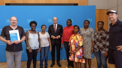 Auch die Vertreterinnen und Vertreter von The Long run e.V. freuten sich über den Förderbescheid aus dem „Impulsprogramm Volksmusik“, den Finanz- und Heimatminister Albert Füracker (Mitte) überreichte. (Foto: StMFH/Christian Blaschka)