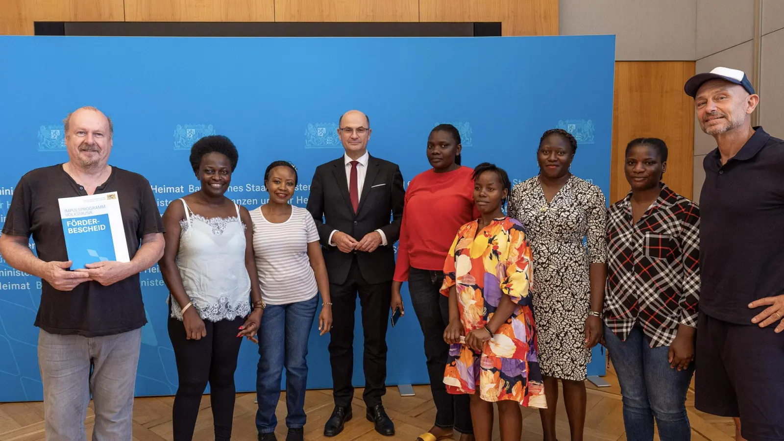 Auch die Vertreterinnen und Vertreter von The Long run e.V. freuten sich über den Förderbescheid aus dem „Impulsprogramm Volksmusik“, den Finanz- und Heimatminister Albert Füracker (Mitte) überreichte. (Foto: StMFH/Christian Blaschka)
