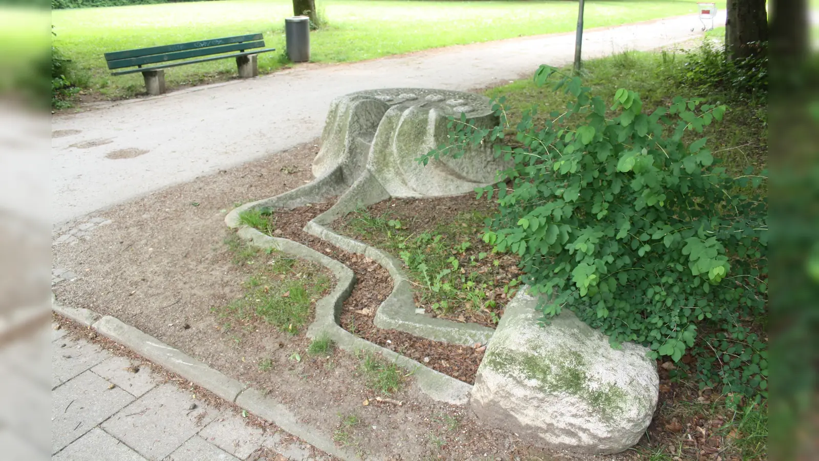 Der Oasenbrunnen in der Grünanlage an der Kemptener Straße: Noch nie hat er gesprudelt. (Foto: job)