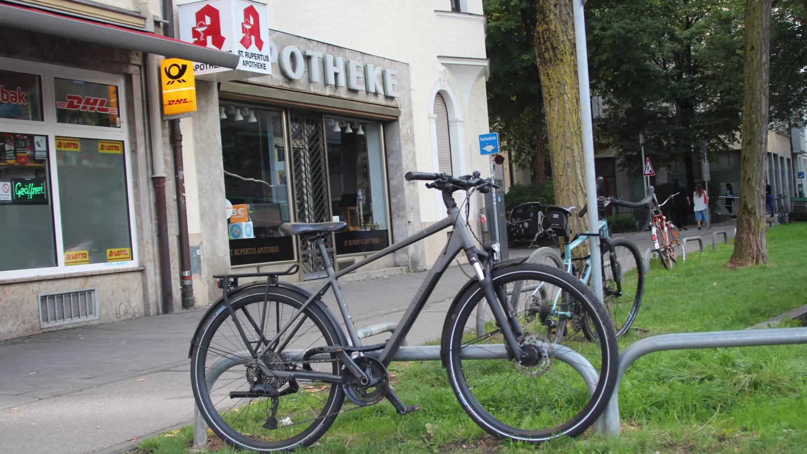 Damit Räder in der Trappentreustraße geordnet abgestellt und abgesperrt werden können, regte ein Bürger an, hier Radlständer einzurichten. (Foto: kö)