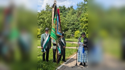 Eine Fahnenabordnung mit Kassiererin Elfriede Liebhart war bei der Beisetzung von Hans Reiser dabei.<br> (Foto: SG Frohsinn)