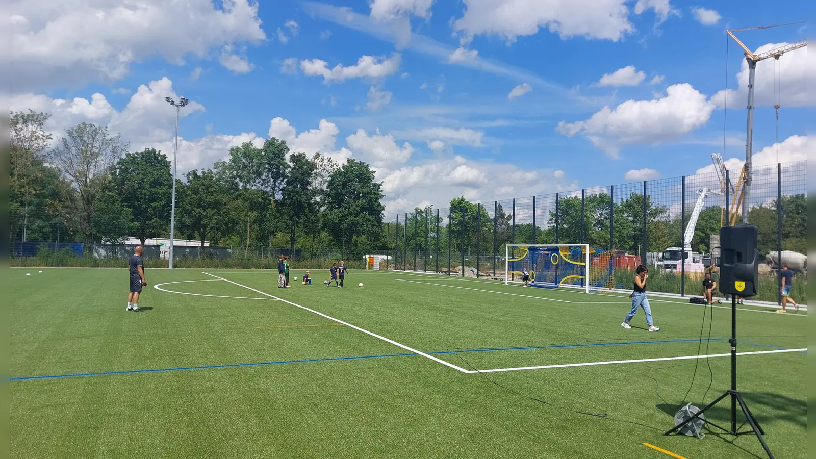 Der neue Fußballplatz des ESV München-Ost ist fertig, das Funktionsgebäude ist noch im Entstehen. Der Spielbetrieb soll hier im Frühjahr 2026 starten. (Foto: bas)