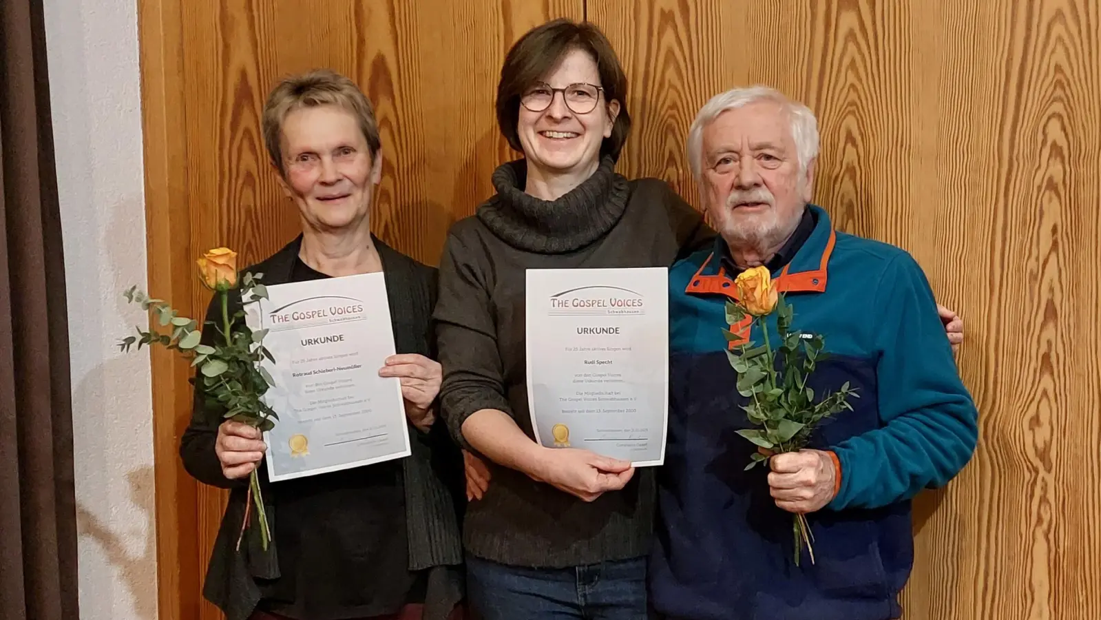 1. Vorstand Constance Gassel (Mitte) ehrte Rotraud Schieberl-Neumüller, und Rudi Specht.<br>  (Foto: Gospelvoices Schwabhausen)