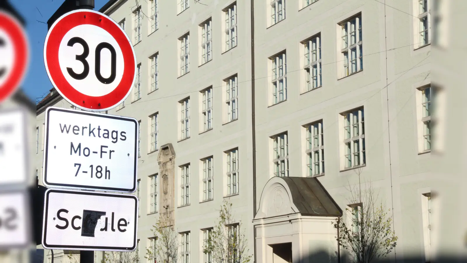 In der Implerstraße gilt Tempo 30 bislang nur vor der Schule (Hintergrund). Eine Bürgerin forderte nun die Verlängerung bis zur Brudermühlstraße. (Foto: job)