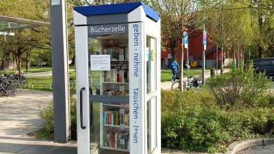 Geben und nehmen lautet die Devise beim öffentlichen Bücherschrank am Maibaumplatz. Dabei ist beides kostenfrei und kann rund um die Uhr geschehen. (Foto: Stadt Garching)