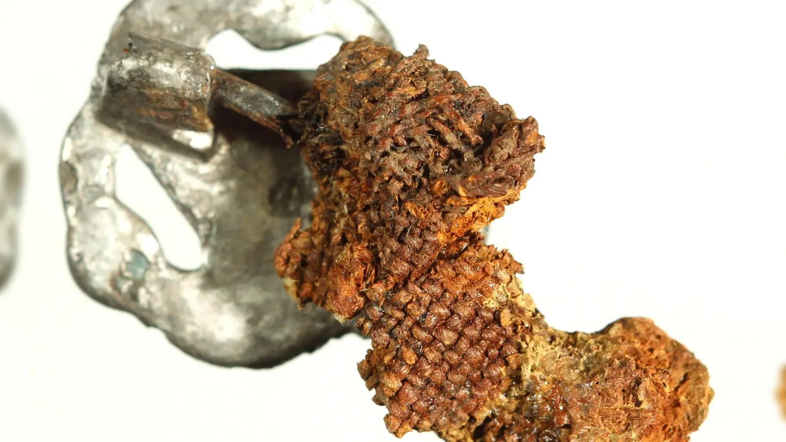Textilfunde sind in der Archäologie recht selten. Überreste finden sich zum Beispiel an Fibeln. (Foto: AschheiMuseum)