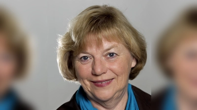 Johanna Salzhuber, die Vorsitzende des Geschichtsvereins, lädt zu einer Führung durch das alte Moosach ein.  (Foto: GSLM)
