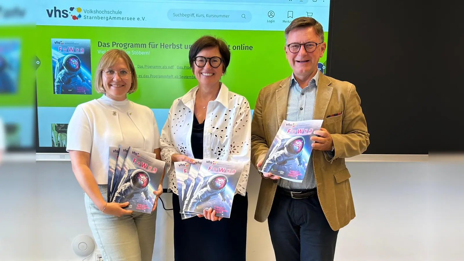 Stellten das Programm vor (von links): Lisa Aulinger (Fachbereichsleitung Deutsch-Integrationskurse und Grundbindung), Christine Loibl (Vorsitzende des Vorstands und Programmbereich Gesellschaft) sowie Tim Weidner (Vorsitzender des Aufsichtsrats). (Foto: vhs)