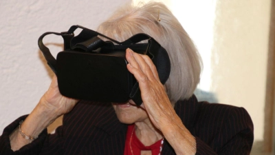 Mit den VR-Brillen konnten die Senioren sich zum Beispiel in die Berge oder an andere heimische Urlaubsziele zurückversetzen. (Foto: Horlemann/Malteser)