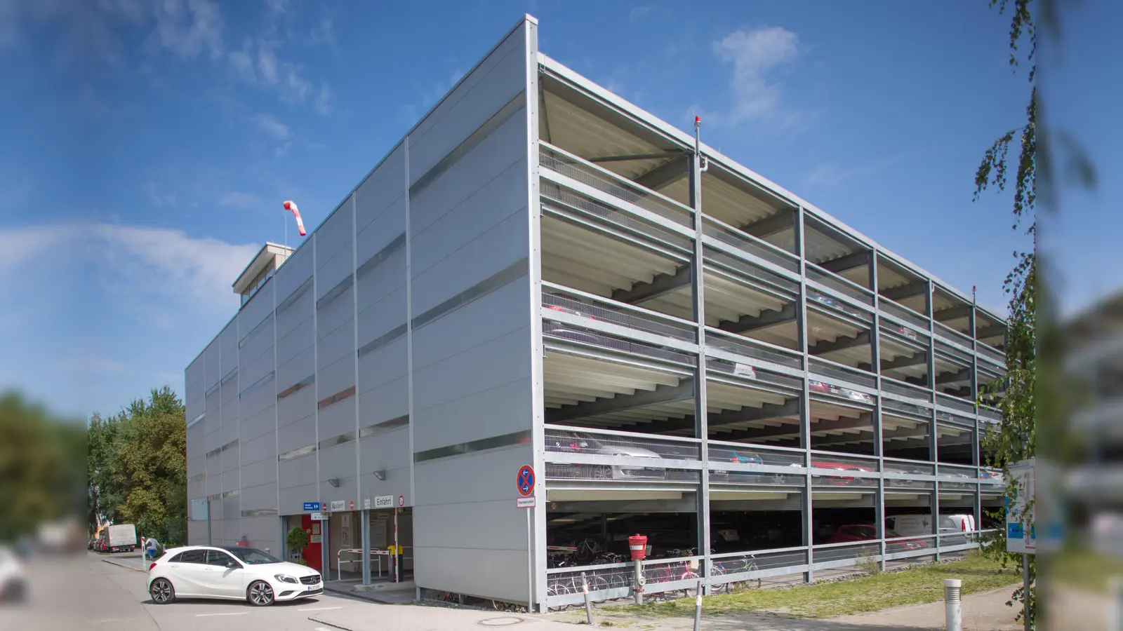 Neues, digitales Parken ohne Schranke: Im Parkhaus am Helios Klinikum München West gilt seit 1. September die Kennzeichenerkennung.<br>  (Foto: Helios/Steffen Leiprecht)