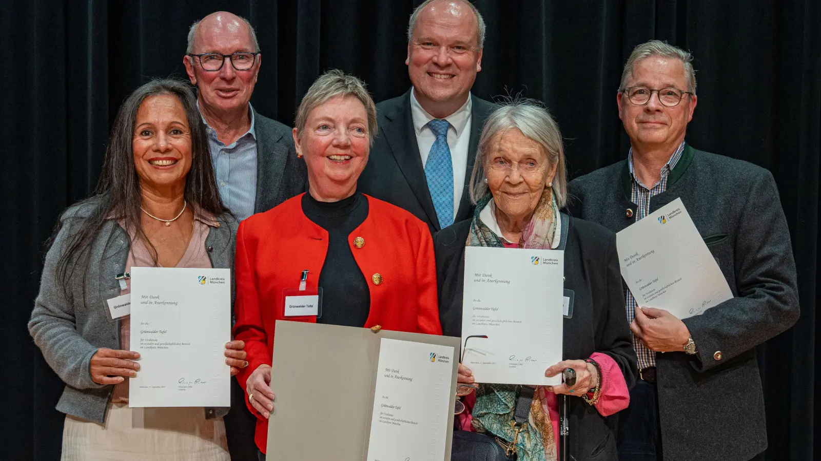 Die Ehrenamtlichen der Grünwalder Tafel wurden für ihr Engagement ausgezeichnet (v.l.) Dervi Briceno, Lydia Reiter, Romay Schuster und Alexander Raab. Es gratulierten herzlich der Vorstand der NbH, Frank Lamby und Landrat Christoph Göbel (Bild hinten).  (Foto: Andreas Wening)