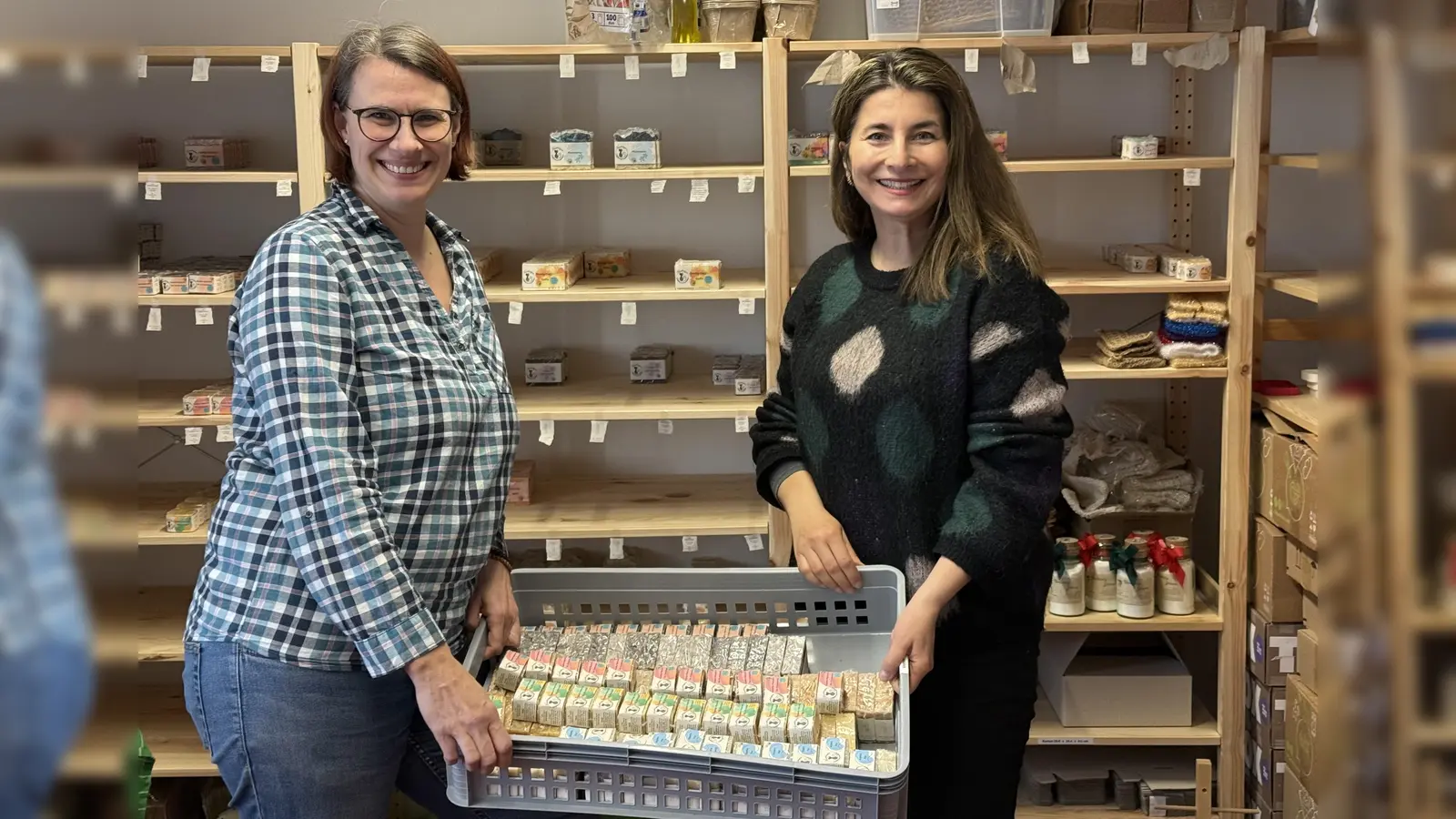 „Die Zwischennutzung ermöglicht mir, mein Start-up auszubauen”, freut sich Daniela Elbs über die von Naciye Özsu (rechts) initiierte Zwischennutzung. (Foto: pr)