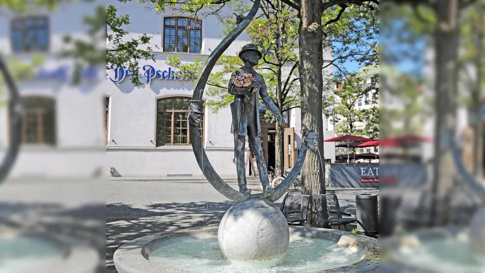 Am Karl-Valentin-Brunnen am Viktualienmarkt können gleich zwei Durstige nebeneinander ihre Flaschen füllen. (Foto: Michael Nagy/ Presseamt München)