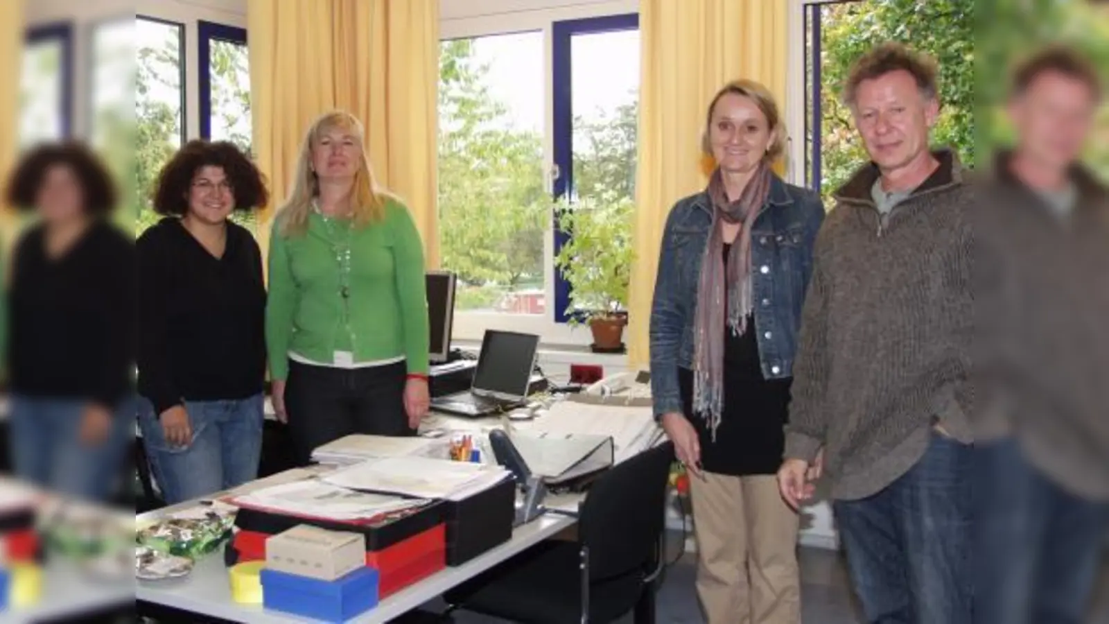 „Auf Augenhöhe“ arbeiten Schulleiter Jürgen Walther und  Konrektorin Elsbeth Zeitler mit den beiden für die Jugendsozialarbeit zuständigen Pädagoginnen Linda Matosoglu (l.) und Birgit Fazis (2.v.r.) zusammen. (Foto: Eva Schraft)
