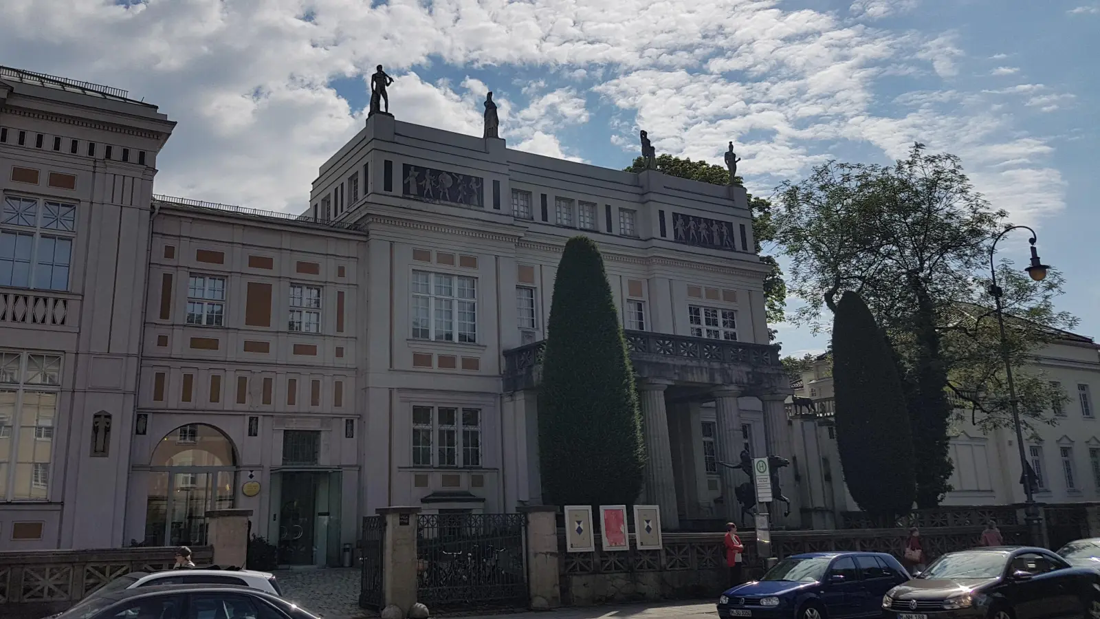 Im Museum Villa Stuck ist ab 18. Dezember die Ausstellung „Von Büchern und Bibliotheken” zu sehen. (Foto: bas)