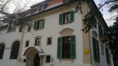 Im Hildebrandhaus in der Maria-Theresia-Straße befindet sich die Monacensia. (Foto: bas)