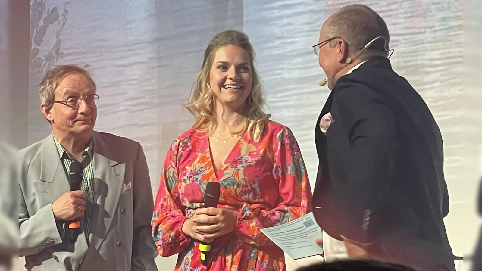 Wigald und Teresa Boning werden von Bürgermeister Christian Schiller (r.) für eine Gesangseinlage mit Klavierbegleitung auf die Bühne gebeten . (Foto: pst)