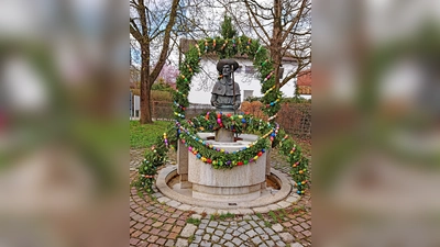 Der Heimatpflegeverein gestaltet den Osterbrunnen. (Foto: Heimatpflegeverein)