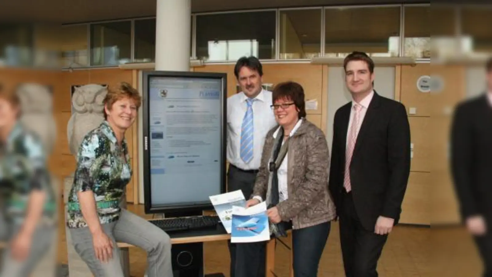 „Das ist unser zusätzlicher Service.“ Annemarie Detsch, Martin Götz, Isa Ramm und Marco Vogel (v.l.) gaben den offiziellen Start zum Online-Rathaus. (Foto: US)