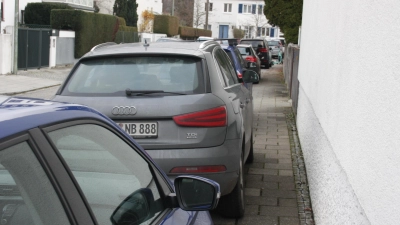 Hier wird auch der abgebrühteste Rollator- oder Kinderwagenfahrer scheitern: Vom Gehweg ist in dieser Straße nur noch ein kümmerlicher Spalt zwischen Autos und Häusern frei. An vielen Straßen in Laim würde das Gehwegparken aber nicht stören. (Foto: job)