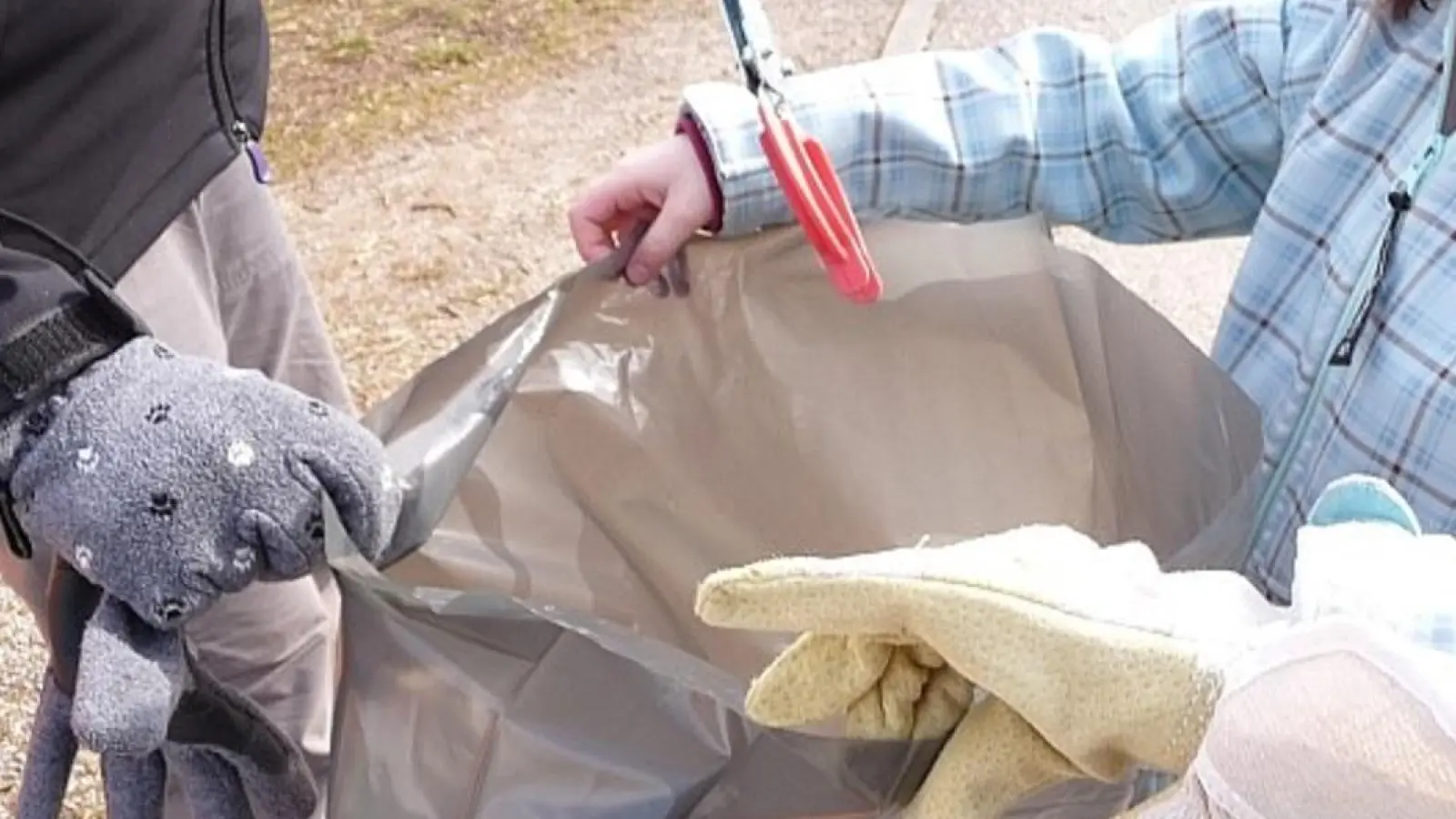 Arbeitsmaterial wie Müllsäcke, Müllgreifer und Handschuhe wird vor Ort gestellt. (Foto: Echo e.V)