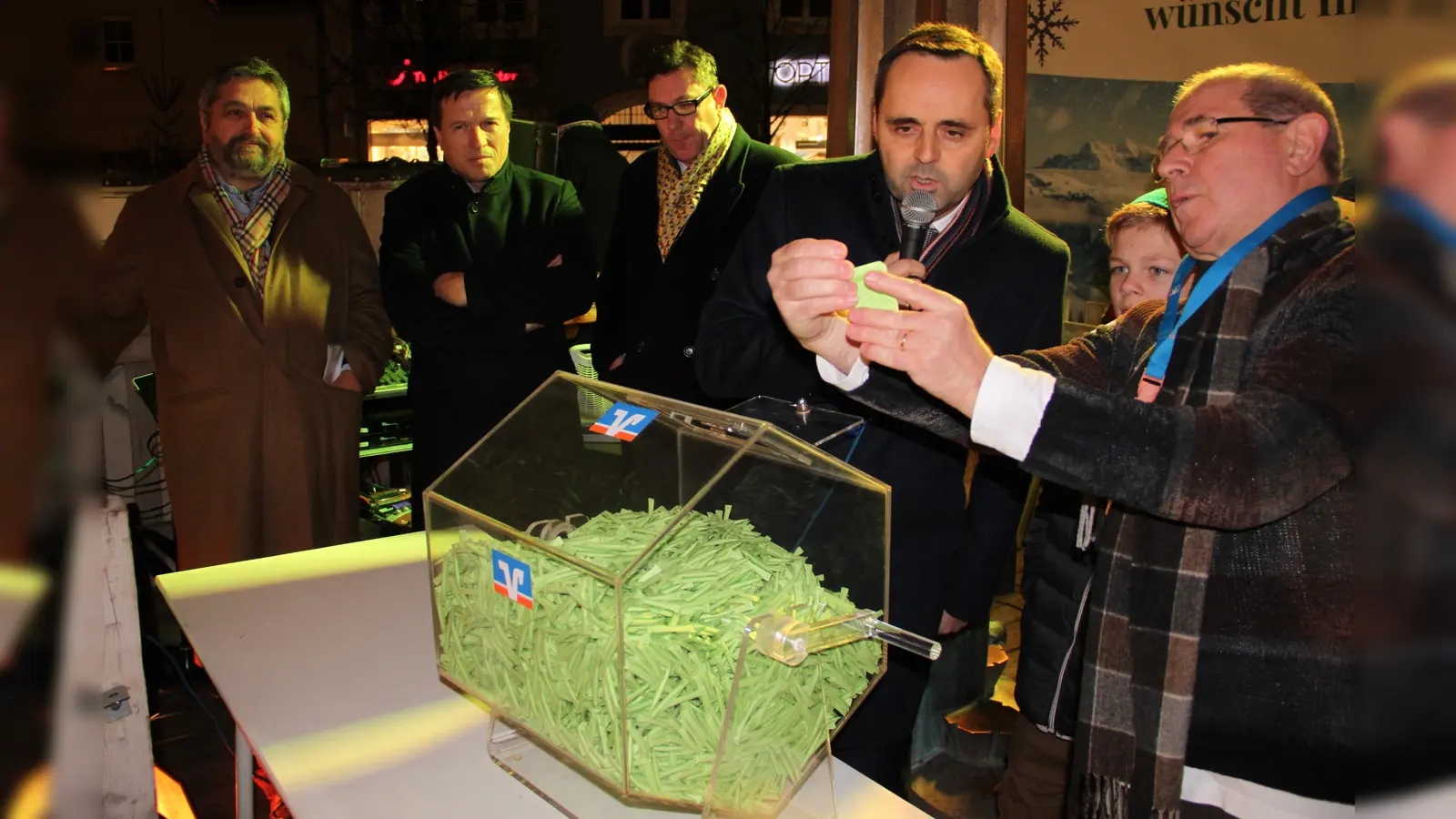 Hans Luber (re.) und Notar Rudolf Burghart prüfen das gezogene Los, während Rotary-Präsident Heinrich Förster, OB Max Gotz und Schirmherr Landrat Martin Bayerstorfer (v. li.) auf das Ergebnis warten. (Foto: Verein)