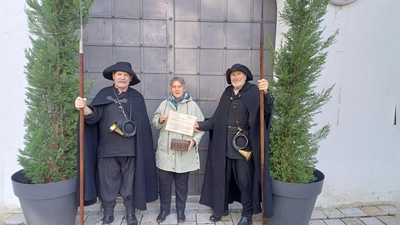 Nachtwächter Richard Brückl, Lucia Geltermeier-Medwed von der Nachbarschaftshilfe Allershausen und Nachtwächter Werner Gifthaler. (v.l.) (Foto: Freisinger Stadtbär GbR)