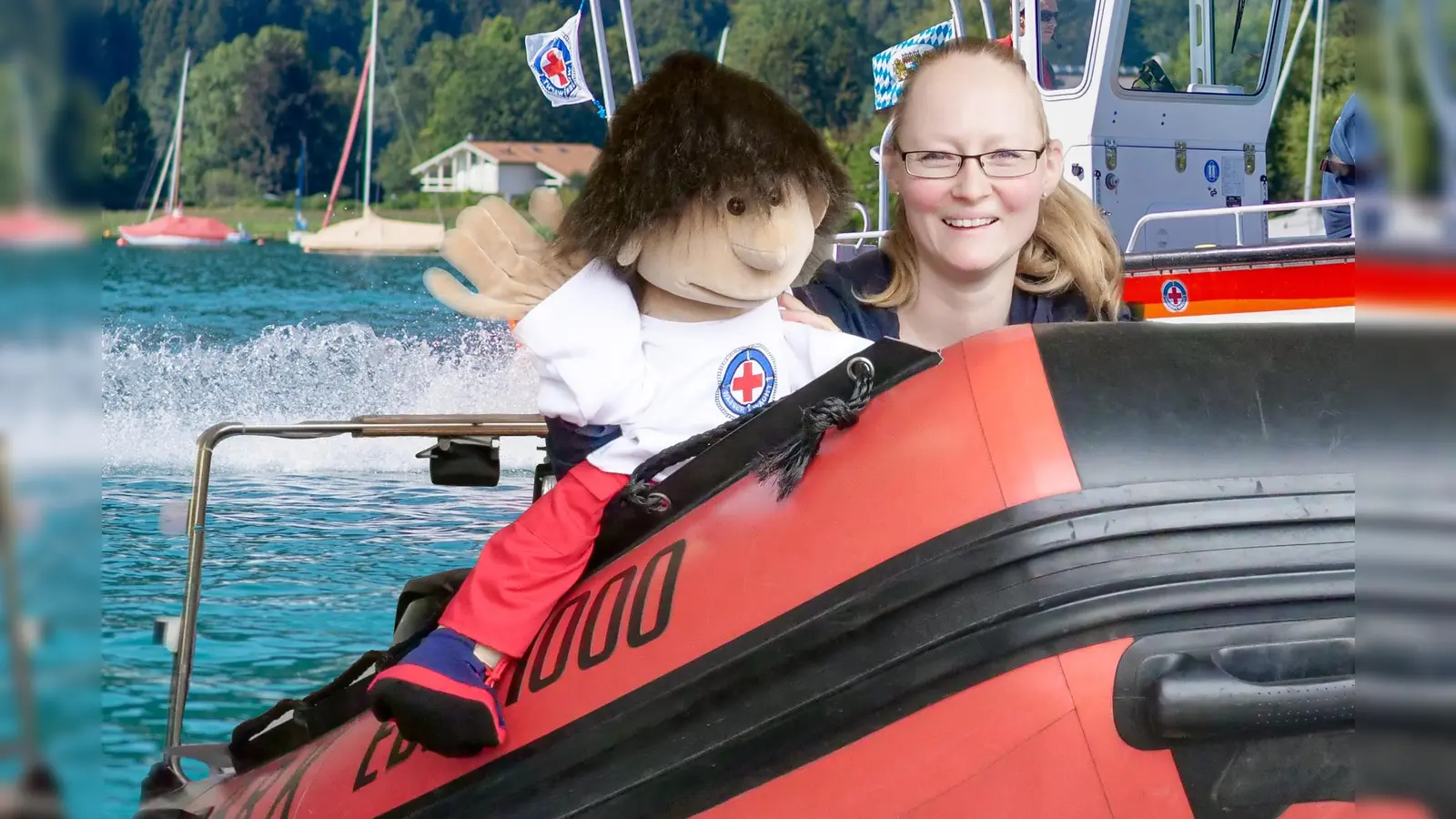 "Pitsch Patsch" ist ein Präventionsprojekt für mehr Sicherheit für Kinder am Wasser. Mit dabei: Sonja Kluge und die Handpuppe Wastl.  (Foto: BRK)