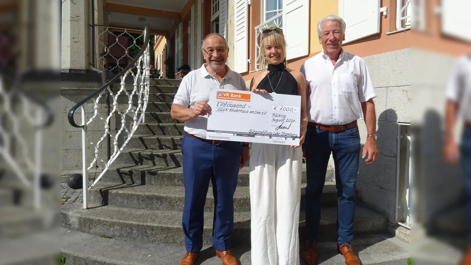 Für einen Geräteschuppen: Karl Roth, Vorstand Bürgerstiftung (links) und , Gustav Huber, Geschäftsführer Bürgerstiftung, überreichten der Leiterin der Villa K Anna Fedisch den symbolischen Scheck über 1.000 Euro. (Foto: Bürgerstiftung)