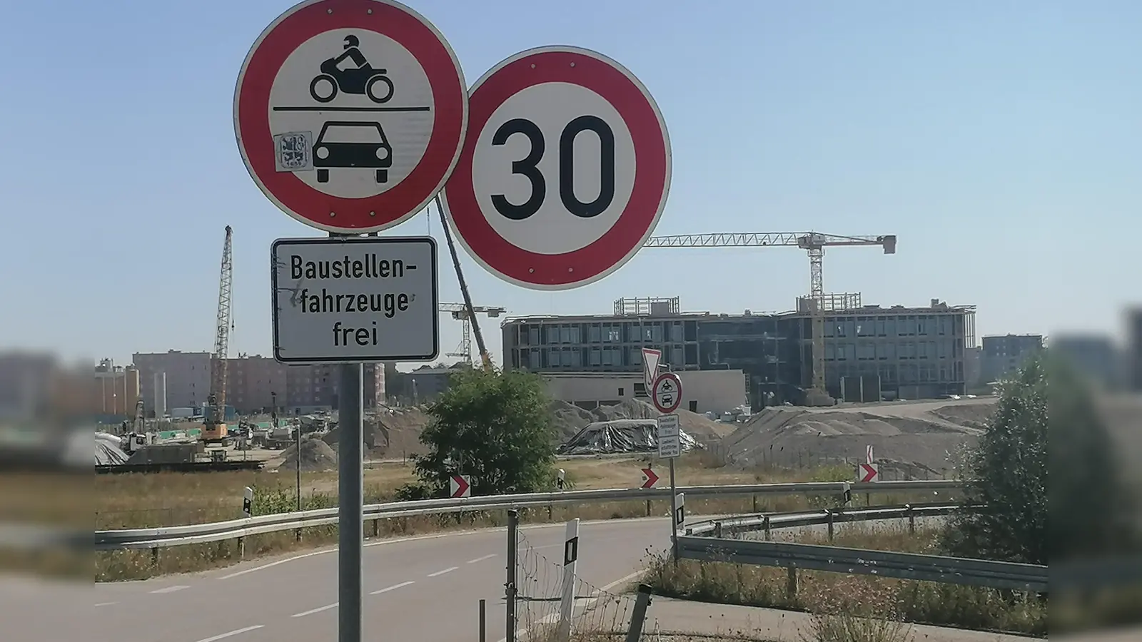 Diese Straße verbindet die A99 Germering Nord mit dem neuen Stadtteil Freiham (hinten). Sie darf gegenwärtig aber nur von Baustellenfahrzeugen benutzt werden. (Foto: job)