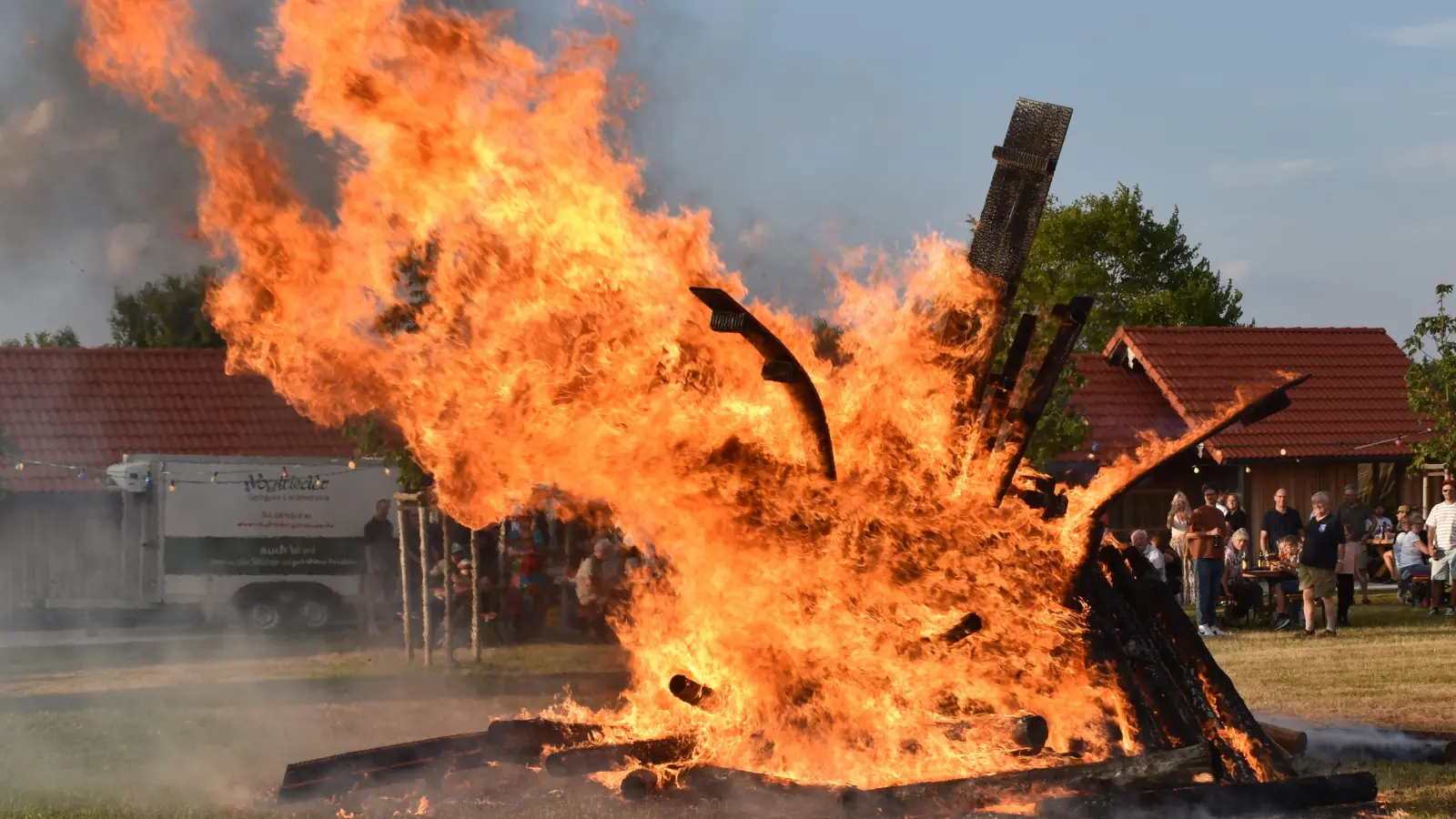Das Sommerfeuer hat inzwischen einen festen Platz im Harthauser Jahreskalender. (Foto:  Wolfgang Mende)