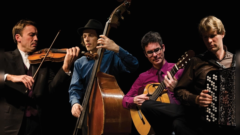 Öffnen auf ihren Konzerten eine Schatzkiste voller musikalischer Perlen des Balkans und der Klezmermusik: die Musiker von Gitanes Blondes. (Foto: Leonie Maren Bühler)