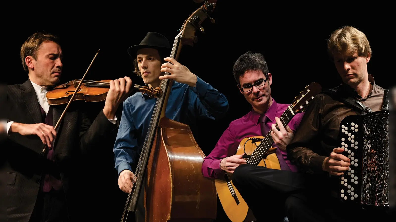 Öffnen auf ihren Konzerten eine Schatzkiste voller musikalischer Perlen des Balkans und der Klezmermusik: die Musiker von Gitanes Blondes. (Foto: Leonie Maren Bühler)