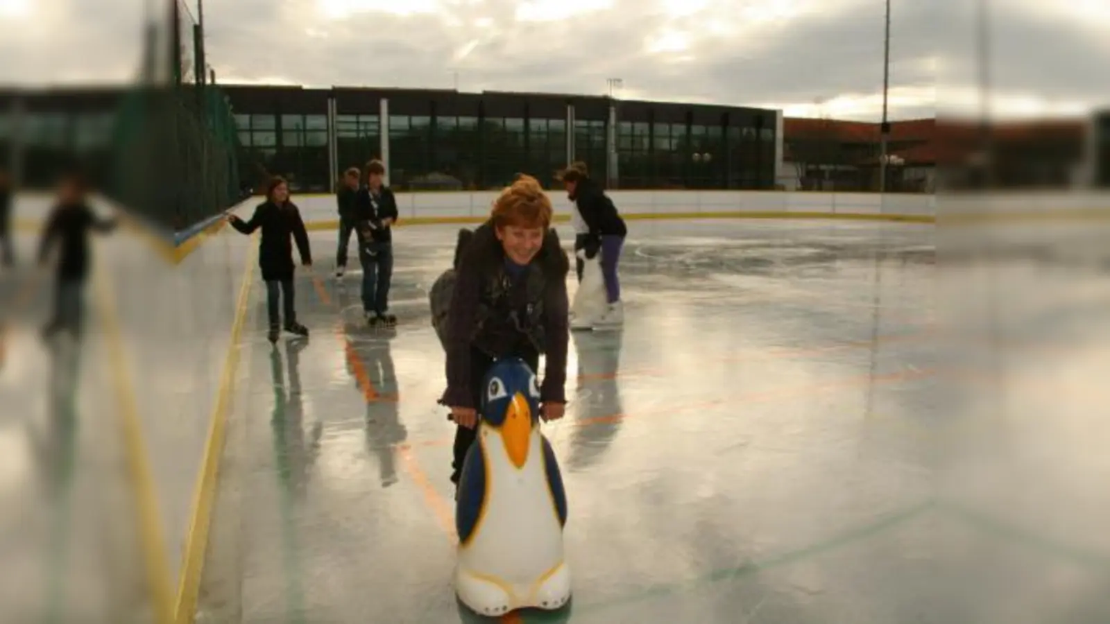 Die Eisfläche ist wieder in Betrieb, wie sich Bürgermeisterin Annemarie Detsch überzeugen konnte. Nun fehlen nur noch die winterlichen Temperaturen. (Foto: US)